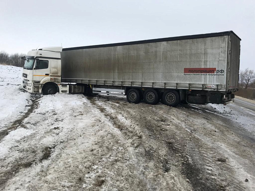 Саратовские полицейские помогли водителю съехавшей в кювет фуры