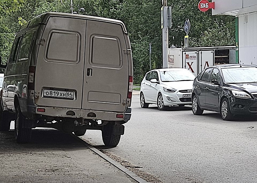 Автохамы облюбовали тротуар в центре Саратова 