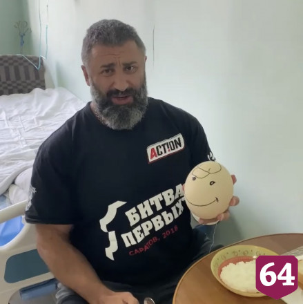 Саратовский силач победил пневмонию и призвал носить врачей на руках