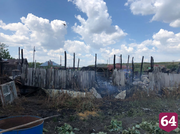 Под Саратовом сгорели сараи и частный дом