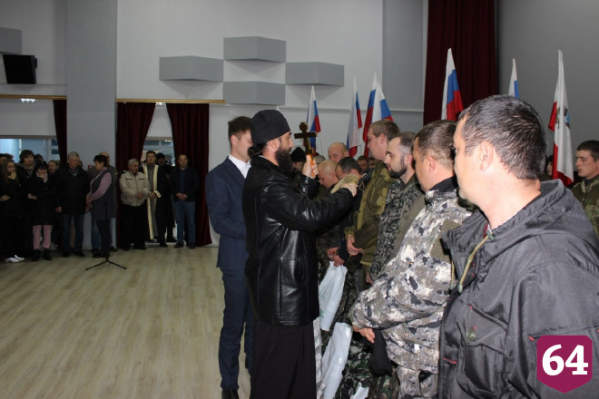 Мобилизованных саратовцев на проводах благословляли священники и имамы