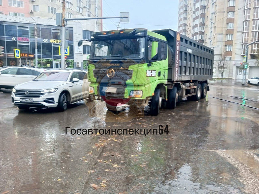 У Детского парка в Саратове сбили двух человек