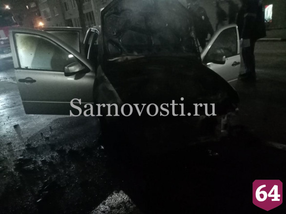 В центре Саратова загорелась легковушка