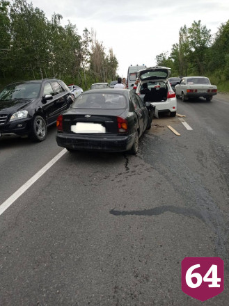Два человека пострадали в ДТП с тремя иномарками в Саратове