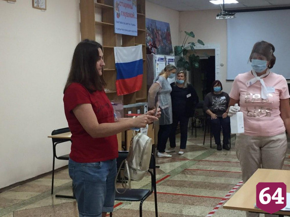 Саратовцы изучают текст поправок в Конституцию вместо мемов в соцсетях