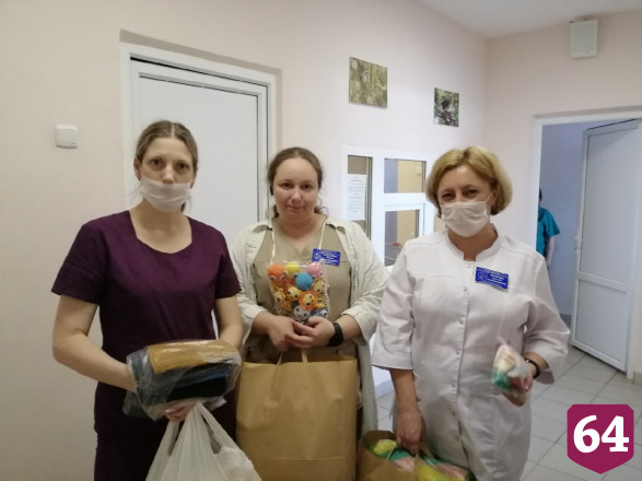 Саратовские мастерицы связали недоношенным малышам 400 подарков