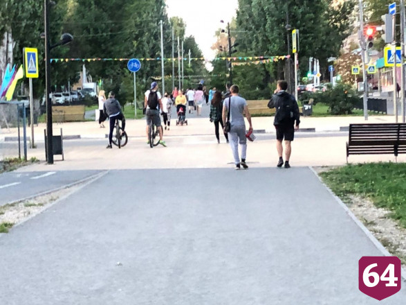 Жители Саратова вышли на вечернюю прогулку без масок