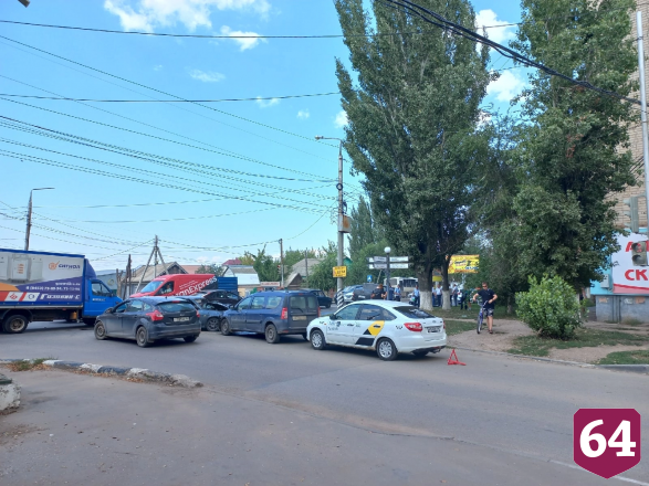 Водитель «Приоры» пострадал в массовой аварии под Энгельсом