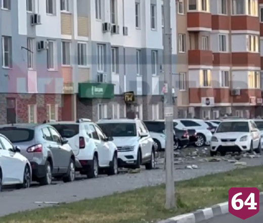 В Саратове и Энгельсе обломки беспилотников упали на жилые дома