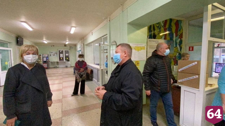 Депутат Госдумы передал саратовским врачам маски и перчатки