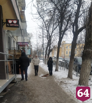 В центре Саратова на тротуаре появилась ловушка для пешеходов