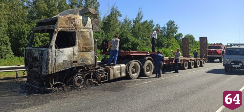 На трассе под Саратовом по пути на ТО загорелся грузовик