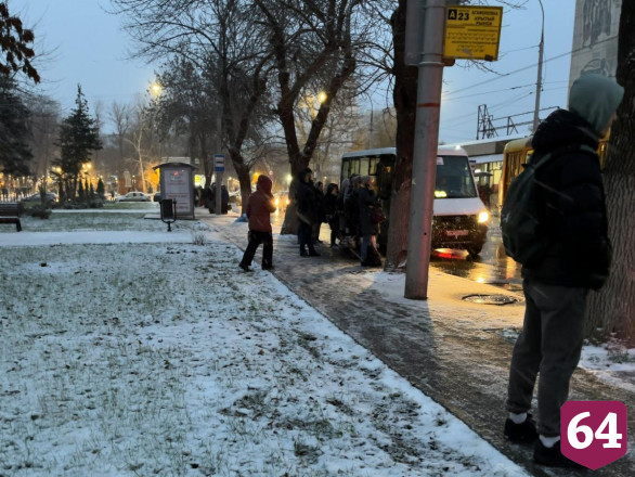 Жители Саратова часами ждут на остановке автобусы «маршрута-призрака»