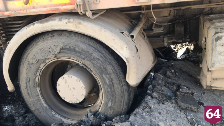 В Саратове мусоровоз увяз в грязи 