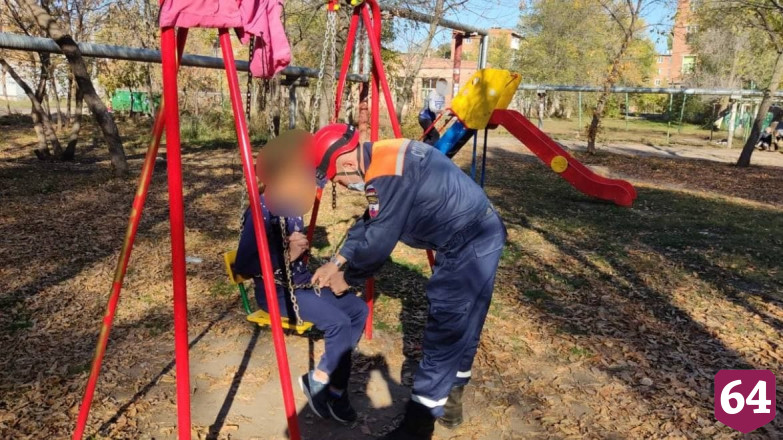Под Саратовом спасатели освободили из качелей 10-летнюю девочку