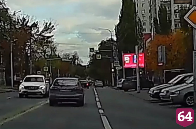 В центре Саратова произошла авария с 4 автомобилями