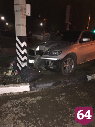 Водитель BMW на пустой дороге протаранил столб