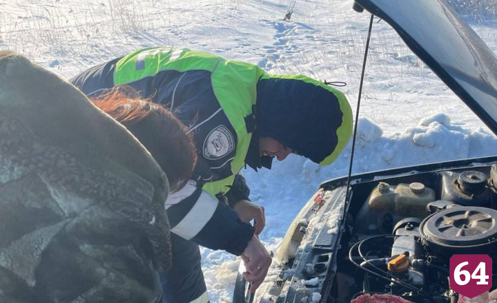 Саратовские полицейские помогли водителю фуры заменить пробитое колесо