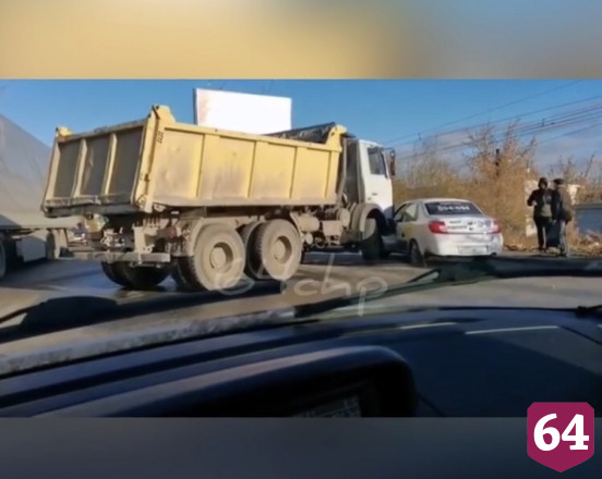 В Саратове грузовик протаранил такси