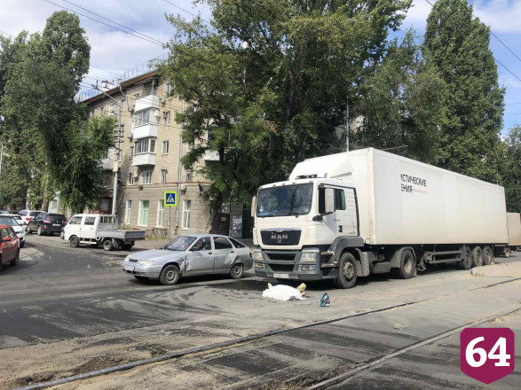 Фура насмерть сбила женщину в центре Саратова 