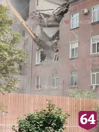 В Саратове разбирают дом с рухнувшими подъездами