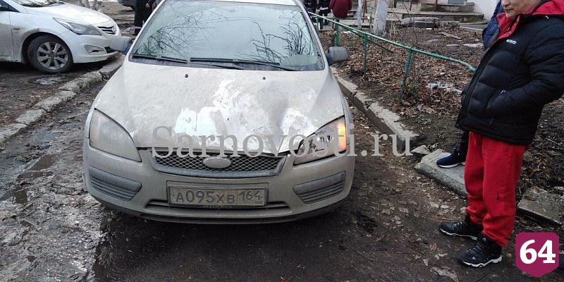 На Беговой дерево упало на внедорожник 