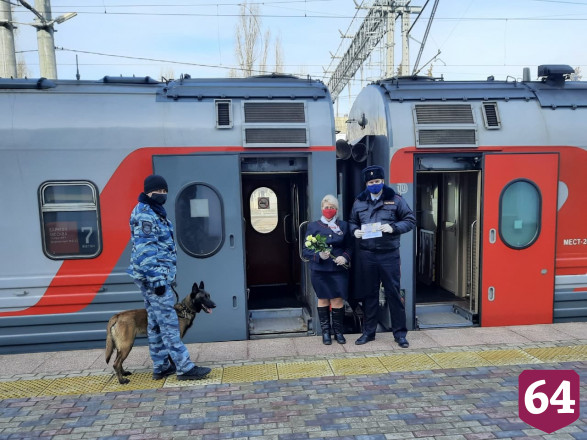 Транспортные полицейские с собаками дарили на вокзале цветы