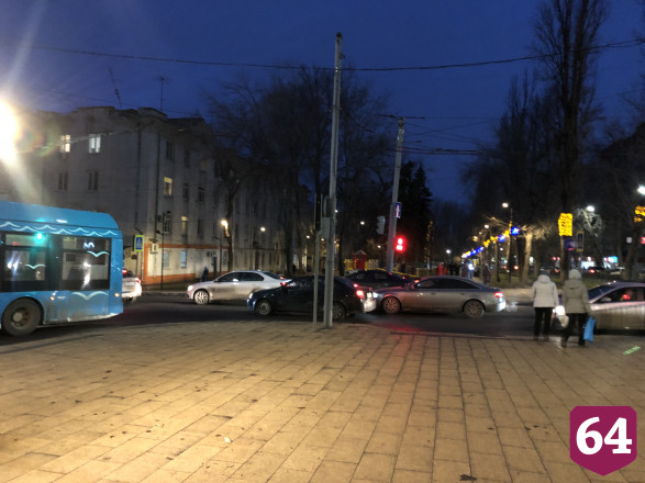 ДТП в центре Саратова остановило троллейбусы