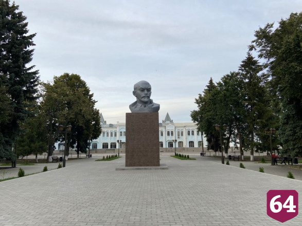 Валерий Радаев поручил наполнить обновленный сквер Космонавтов 