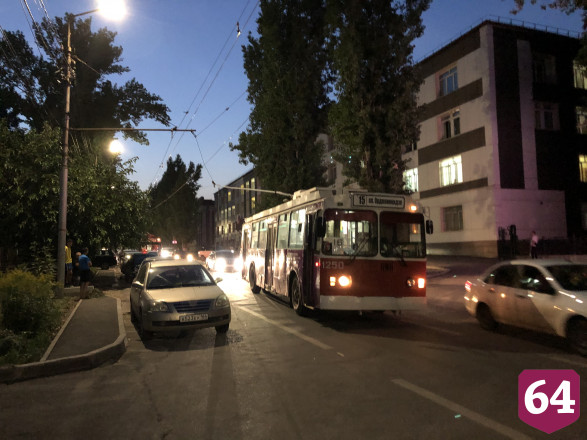 В Саратове у троллейбуса оторвались «рога» из-за автохама