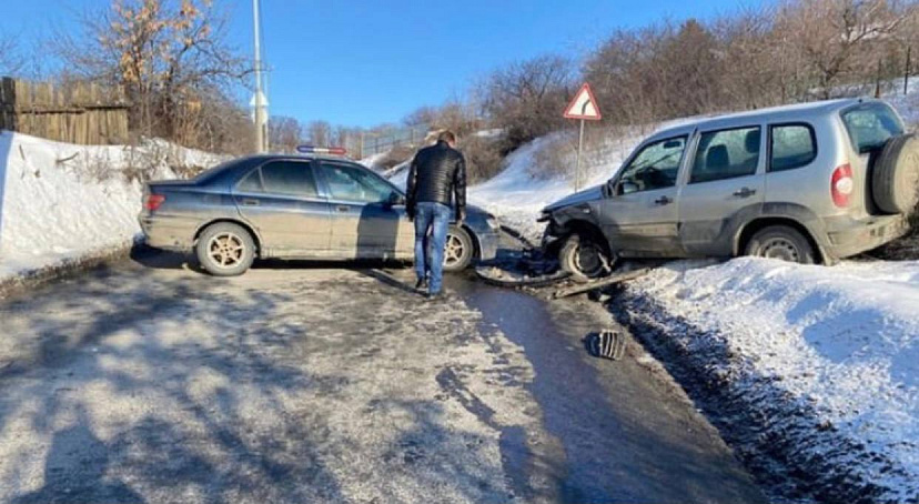 Дорогу в Юбилейный блокировали четыре разбитые легковушки