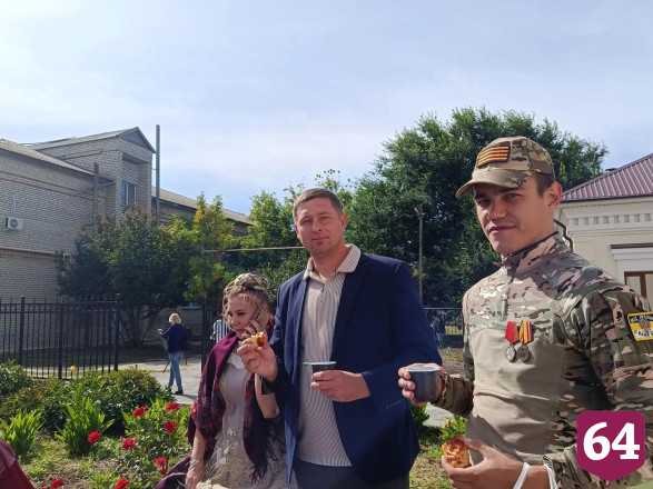 На саратовском фестивале самоваров кормили пловом и катали на ослике