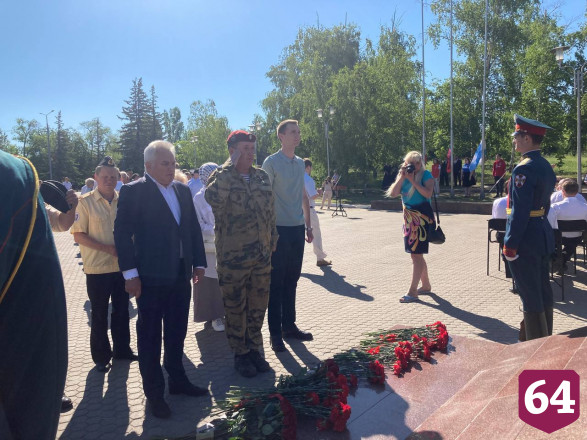 В Саратове в День России подняли Государственный флаг и исполнили гимн