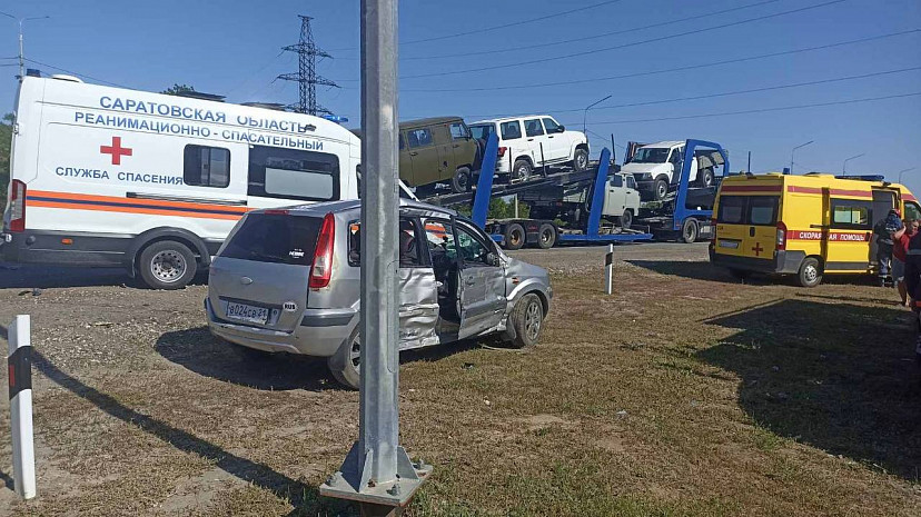 В ДТП с автовозом на окраине Саратова ранена женщина