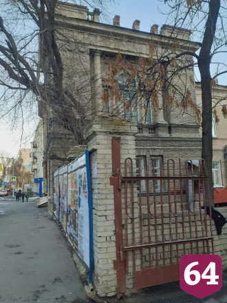 Жительница Саратова призвала освободить старинные ограды от рекламы