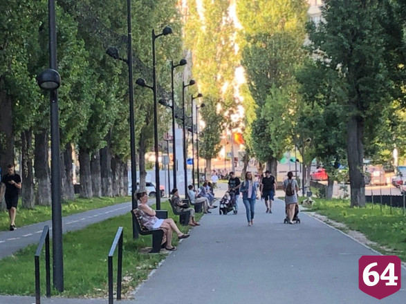 Жители Саратова вышли на воскресную прогулку без масок