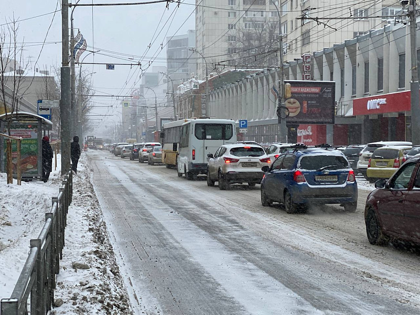 Саратовцы в снегопад проводят вечер четверга в 10-балльных пробках