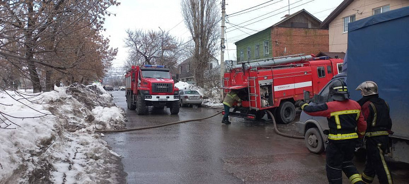 В Саратове пожар уничтожил частный дом на Рахова