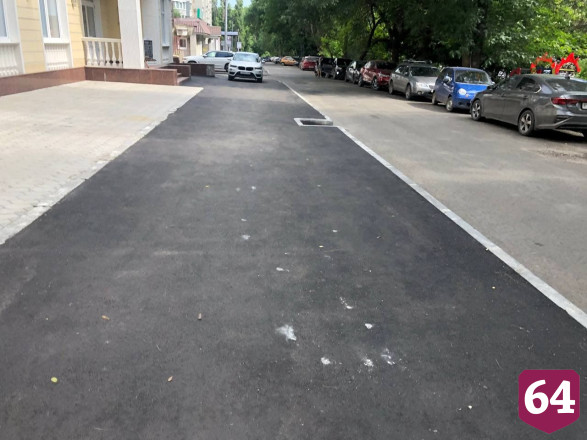 Четырех автохамов оштрафовали за парковку на тротуаре в центре Саратова
