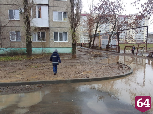 Жители Энгельса показали экстремальную дорогу к школе
