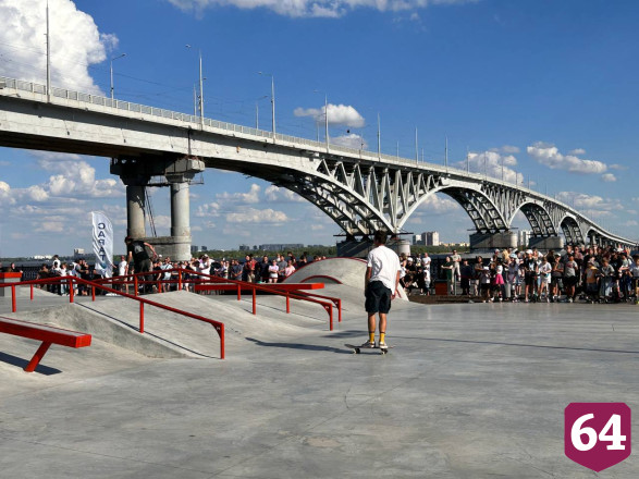 Скейт-парк у саратовского моста открыли экстрим-шоу