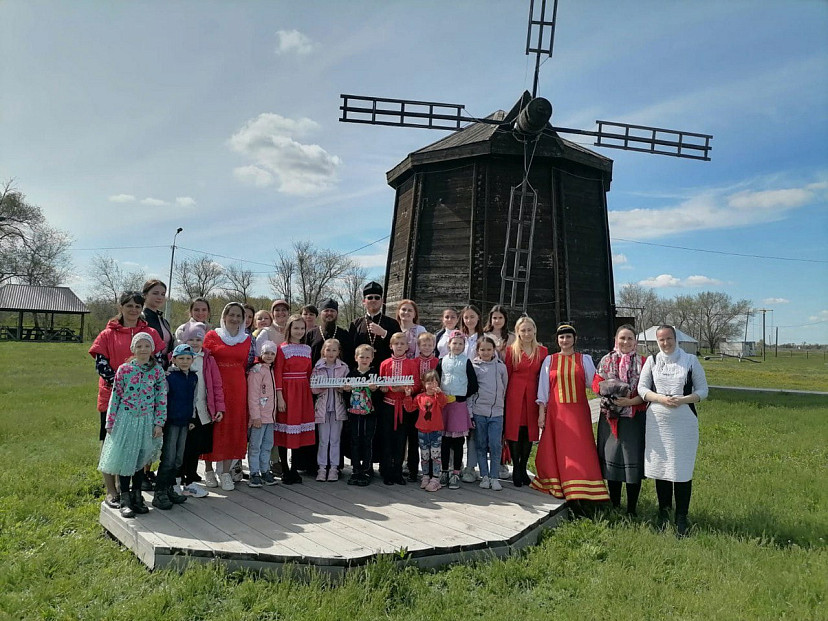 Гостей фестиваля у ветряной мельницы под Саратовом угощали куличами