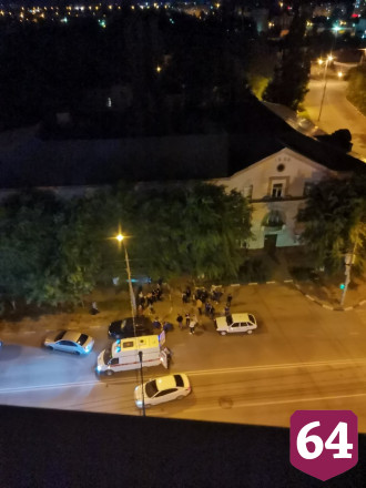 В центре Энгельса под колеса машины попала 16-летняя девушка