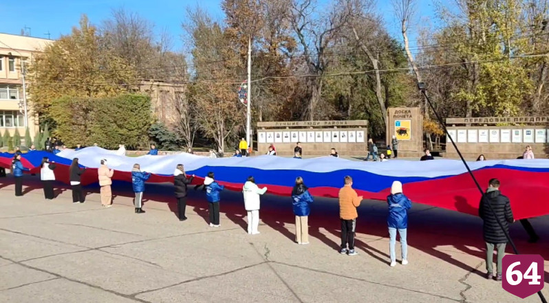 В Саратове и Энгельсе разворачивали 60-метровые триколоры