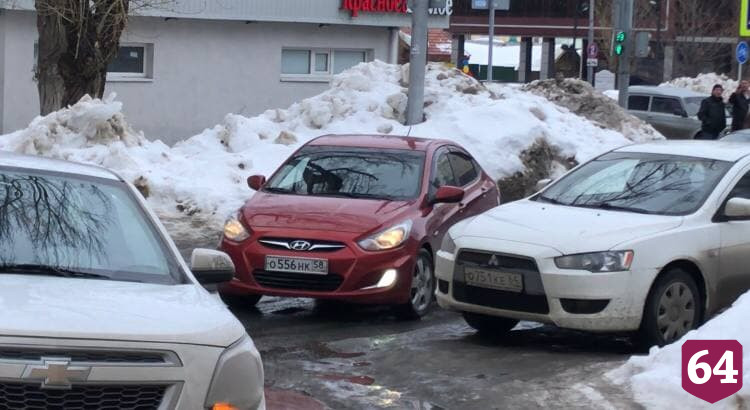 В центре Саратова автохамы издеваются над водителями троллейбусов