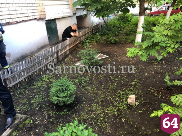 В Саратове 2-летний ребенок выпал из окна и разбился насмерть
