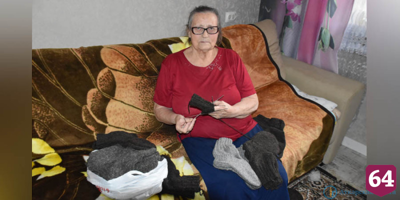 Саратовская пенсионерка связала 14 пар носков для участников СВО
