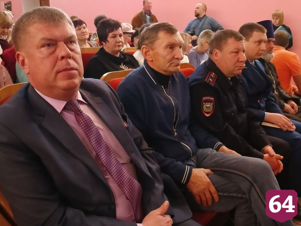 Саратовских чиновников призвали отремонтировать крышу учительнице