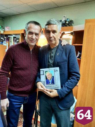 Саратовский фотограф вручил Павлу Табакову альбом об отце