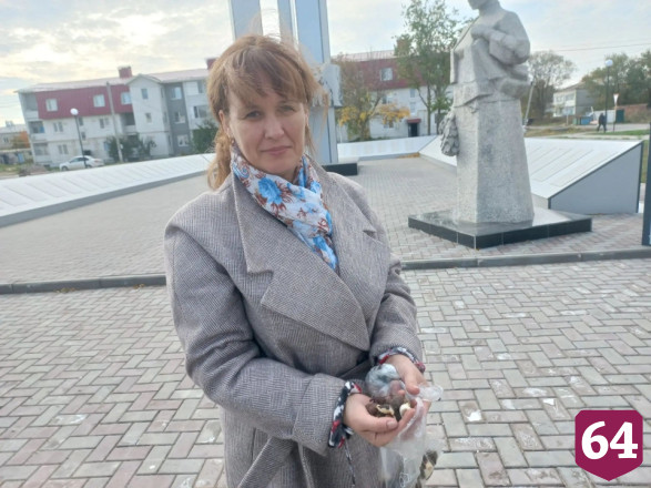 Саратовцы высадили тюльпаны у обелиска защитникам Родины
